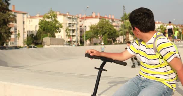 Retrato de un triste adolescente solitario en el parque de skate 6 — Vídeo de stock
