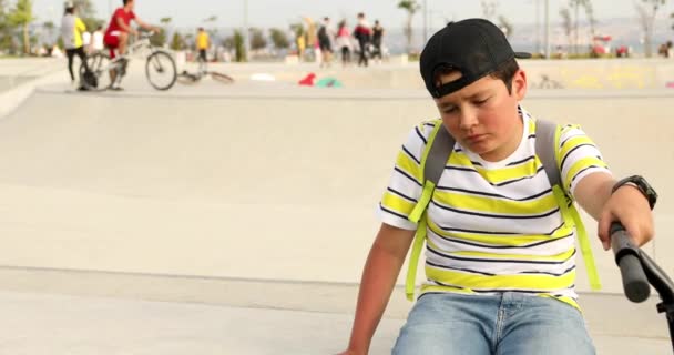 Портрет грустного одинокого подростка в скейт-парке — стоковое видео