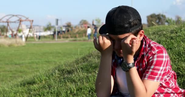 屋外で泣く悲しい十代の少年の肖像画 01 — ストック動画