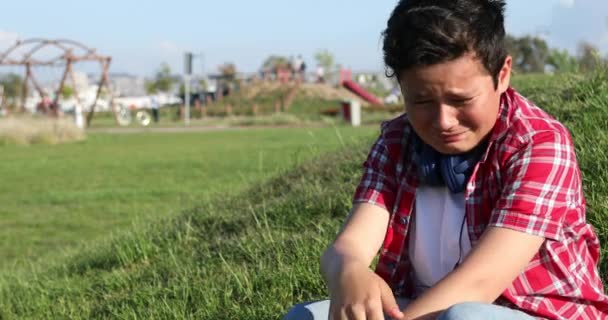 Портрет грустного подростка, плачущего на открытом воздухе 04 — стоковое видео