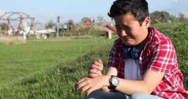 Sevimli kafkas preteen çocuk parkta ağlıyor