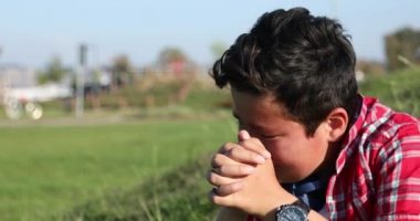 Açık havada ağlayan üzgün bir genç çocuğun portresi 07