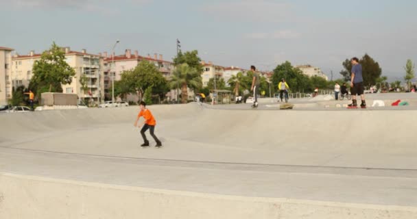 Potret seorang remaja laki-laki di taman skate 2 — Stok Video