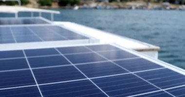 güneş panelleri ve rüzgar türbini