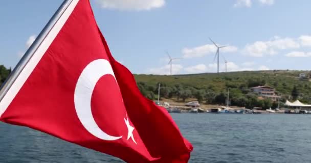 Türkische Flagge auf dem Boot schwenkt 2 — Stockvideo