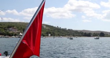 Teknede Türk bayrağı sallanıyor