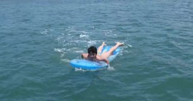 delikanlı şişme Deniz Yüzme