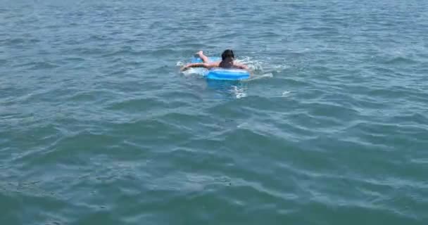 Jeune garçon nageant sur matelas dans la mer 3 — Video