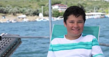 Teknede genç bir çocuğun portresi