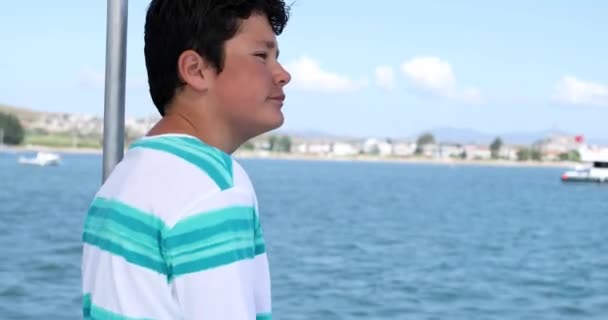 Porträt eines kleinen Jungen, der sich auf Jacht 3 entspannt — Stockvideo