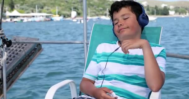 Portrait d'un jeune garçon dormant sur un yacht 2 — Video