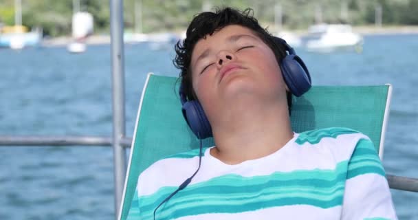 Портрет мальчика, спящего на яхте 3 — стоковое видео