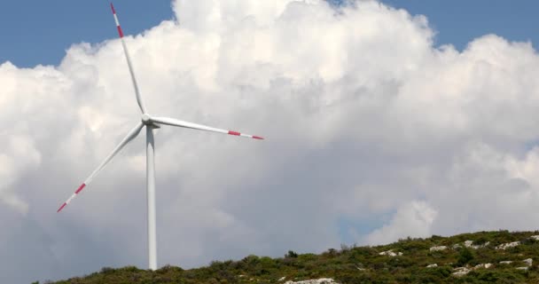 Větrné turbíny farma na zeleném kopci 2 — Stock video