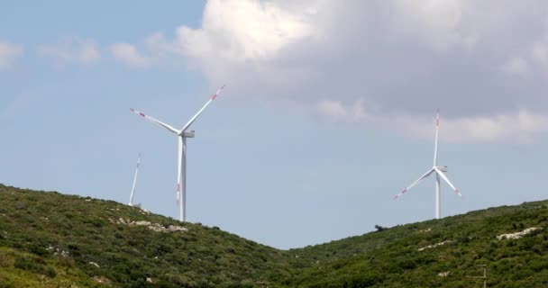 Windkraftpark auf grünem Hügel 6 — Stockvideo