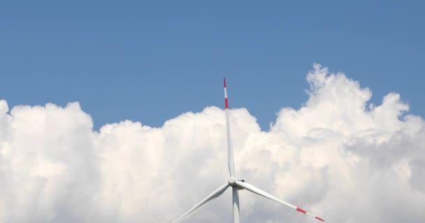 Větrné turbíny farma na zeleném kopci 7 — Stock video