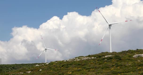 Granja de aerogeneradores en colina verde — Vídeos de Stock
