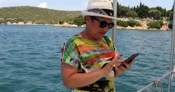 Женщина на лодке делает селфи на летних каникулах 2 — стоковое видео