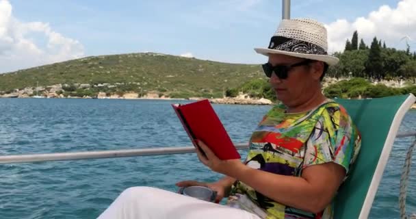 Mujer en barco leyendo un libro en las vacaciones de verano 4 — Vídeos de Stock