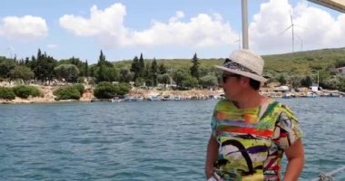4 yazlık yatla gezen bir kadın