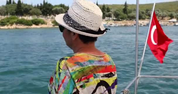 Žena cestování na jachtě v letním čase 2 — Stock video