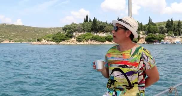 Путешествие женщины на яхте в летнее время 5 — стоковое видео