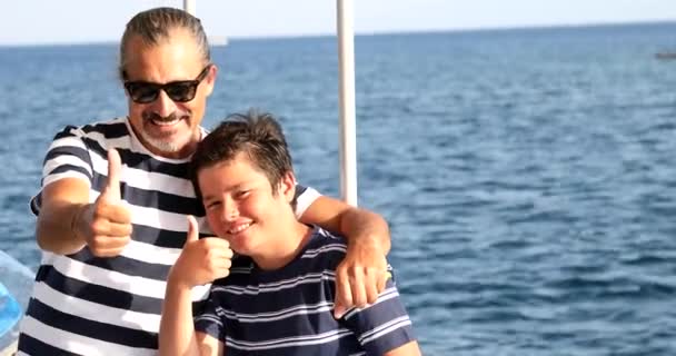 Apa és fia mosolyogva jacht 2 — Stock videók