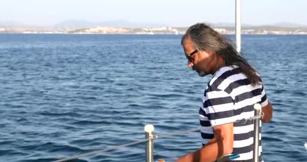 Hombre pescando en barco en las vacaciones de verano 8 — Vídeo de stock