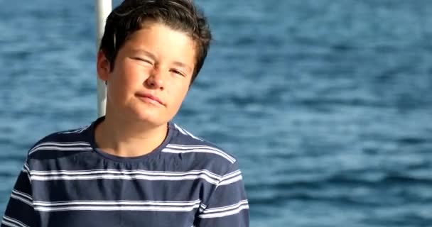ヨット2のハンサムな少年の肖像画 — ストック動画