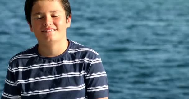 Портрет красивого мальчика на яхте 3 — стоковое видео