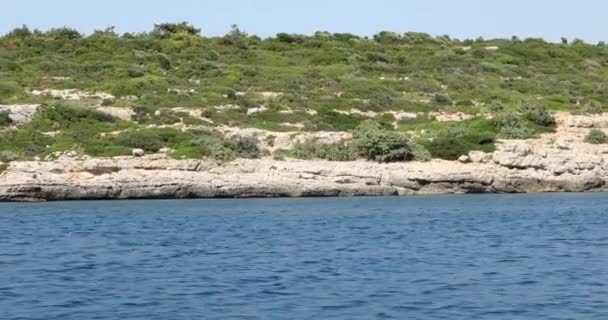 Bela costa do mar Mediterrâneo a partir de iate — Vídeo de Stock
