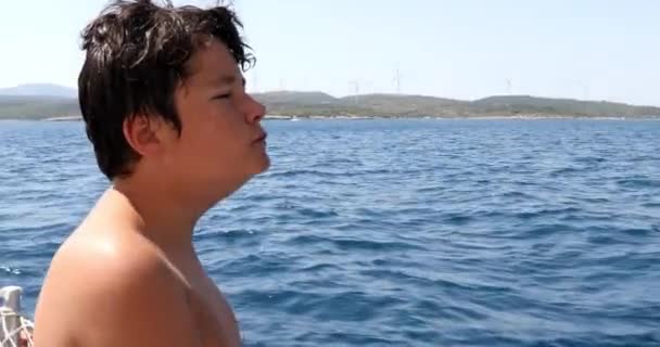 Sıcak yaz tatilinde yatla seyahat eden çocuk 3 — Stok video