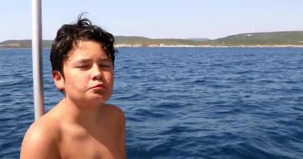 Child traveling by yacht at hot summer holiday — Stock Video