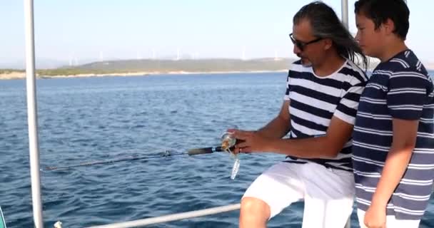 Vader en zoon vissen op boot in de zomer vakantie 4 — Stockvideo