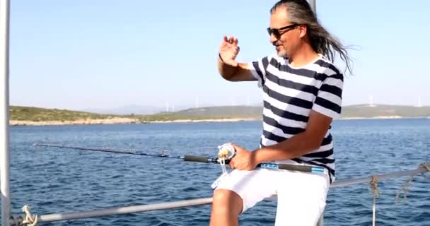 Padre e figlio pesca in barca in vacanza estiva — Video Stock