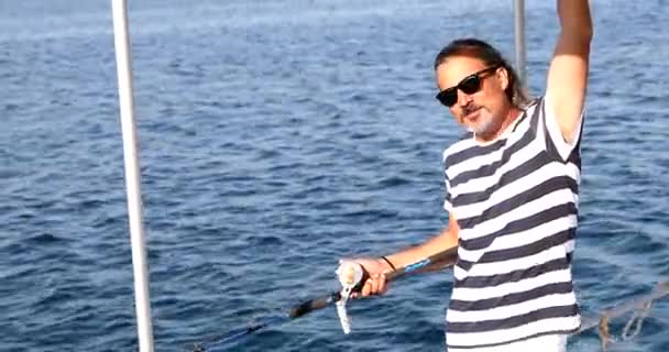 Hombre pescando en barco en las vacaciones de verano 4 — Vídeos de Stock