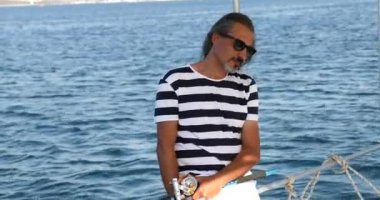 Yaz tatilinde teknede balık avlamak 5