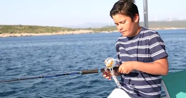 Adolescent garçon pêche sur le bateau pendant les vacances d'été 2 — Video