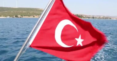 Mavi deniz ve gökyüzü nün arka planında Türk bayrağı