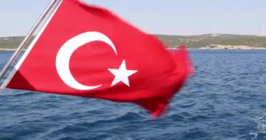 Mavi deniz ve gökyüzü nün arka planında Türk bayrağı