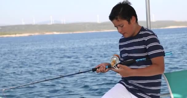 Tiener jongen vissen op boot op zomer vakantie — Stockvideo