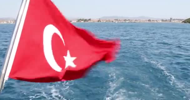 Τουρκική Σημαία Φόντο Γαλάζιας Θάλασσας Και Ουρανού — Αρχείο Βίντεο