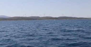 Rüzgar türbinleri tepede elektrik üreten