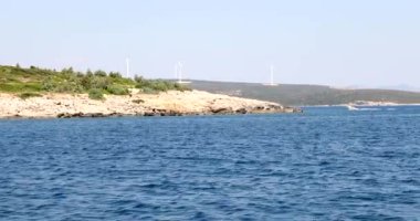 Tepede elektrik üreten rüzgar türbinleri 3