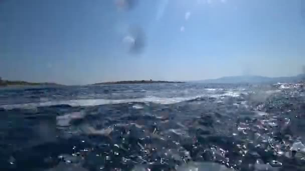 Лодка просыпается на синем океанском море 6 — стоковое видео