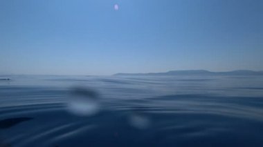 Yaz tatilinde derin mavi denizde eğlenen çocuk 8