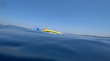 Yaz tatilinde derin mavi denizde eğlenen çocuk