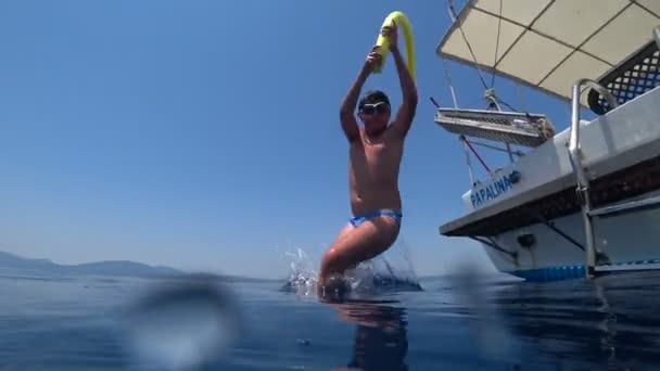 Niño divirtiéndose en el mar azul profundo en las vacaciones de verano 9 — Vídeos de Stock