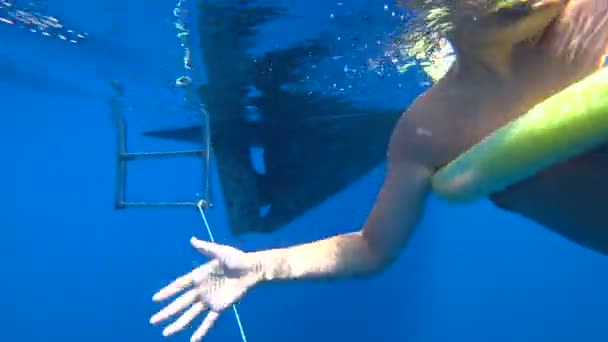 Niño divirtiéndose en el mar azul profundo en las vacaciones de verano 11 — Vídeo de stock