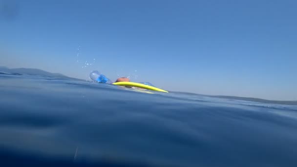 Niño divirtiéndose en el mar azul profundo en las vacaciones de verano — Vídeos de Stock