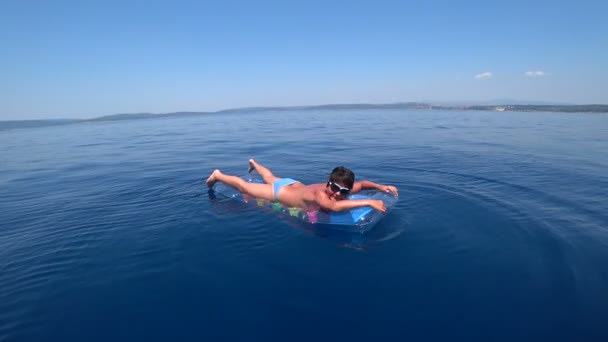 Menino flutuando em um colchão de ar nas férias de verão 3 — Vídeo de Stock